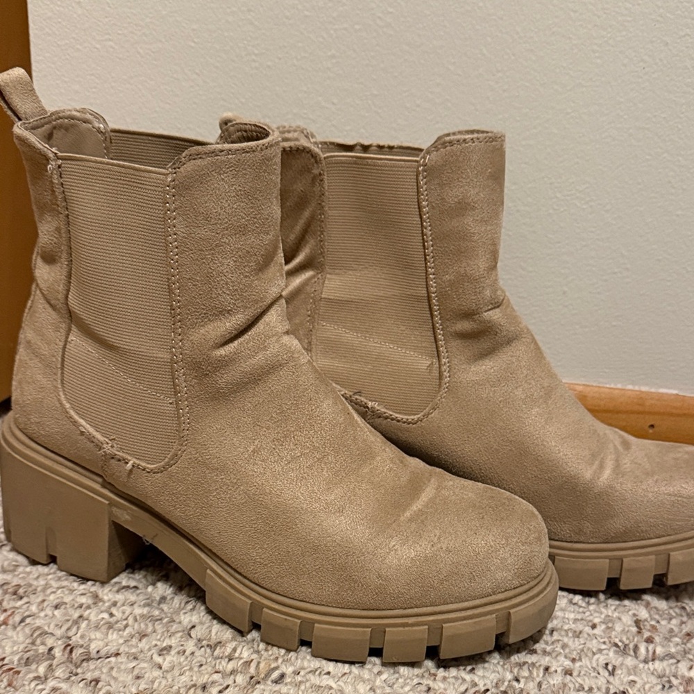 Madden Girl Women’s Chunky Chelsea Boot - Beige Suede